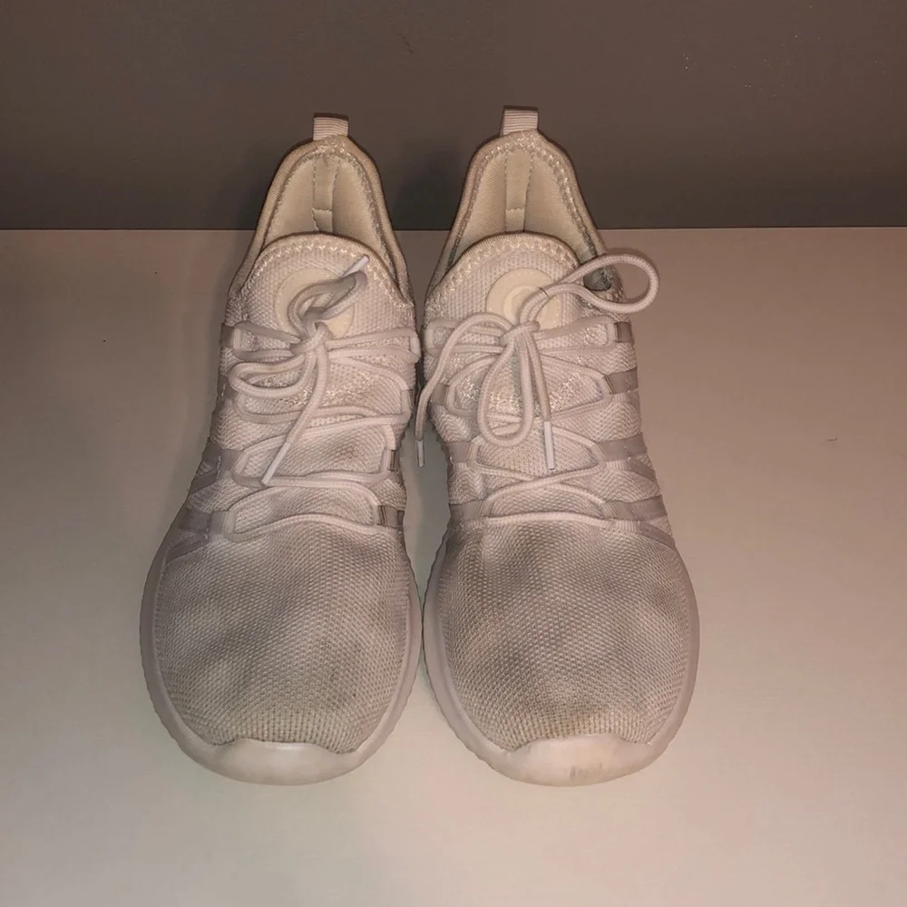 Tennis shoes - Picture 2 of 4
